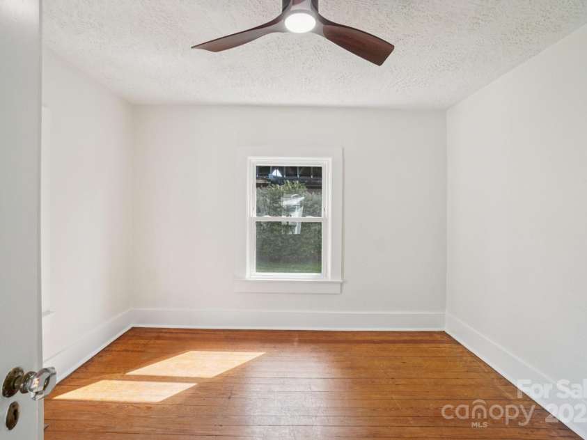 616 Ray Avenue, Hendersonville, NC 28792.  MLS# CAR4296810, YatesRealty ID 13413. 