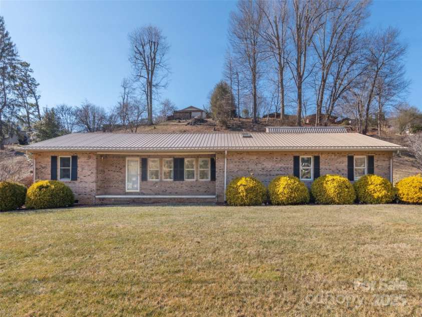 163 Gateway Street, Waynesville, NC 28785.  MLS# CAR4216649, YatesRealty ID 13415. 