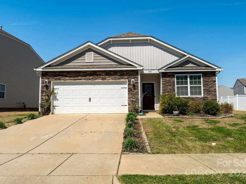 6816 Pennyroyal Way, Charlotte, NC 28216.  MLS# CAR4241049, YatesRealty ID 13416. 
