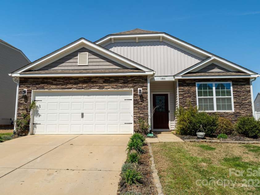 6816 Pennyroyal Way, Charlotte, NC 28216.  MLS# CAR4241049, YatesRealty ID 13416. 