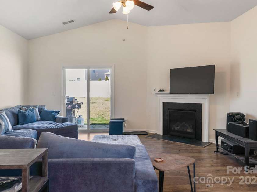 6816 Pennyroyal Way, Charlotte, NC 28216.  MLS# CAR4241049, YatesRealty ID 13416. 
