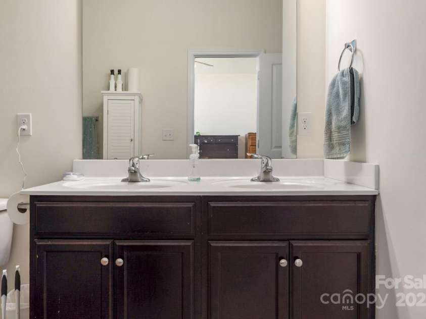 6816 Pennyroyal Way, Charlotte, NC 28216.  MLS# CAR4241049, YatesRealty ID 13416. 