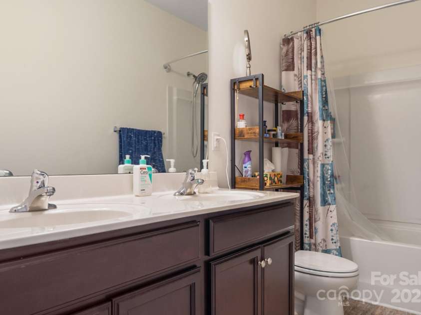 6816 Pennyroyal Way, Charlotte, NC 28216.  MLS# CAR4241049, YatesRealty ID 13416. 