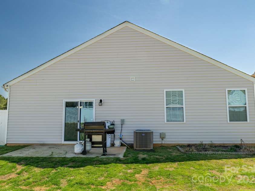 6816 Pennyroyal Way, Charlotte, NC 28216.  MLS# CAR4241049, YatesRealty ID 13416. 