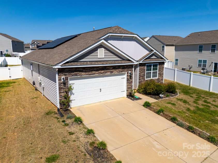 6816 Pennyroyal Way, Charlotte, NC 28216.  MLS# CAR4241049, YatesRealty ID 13416. 