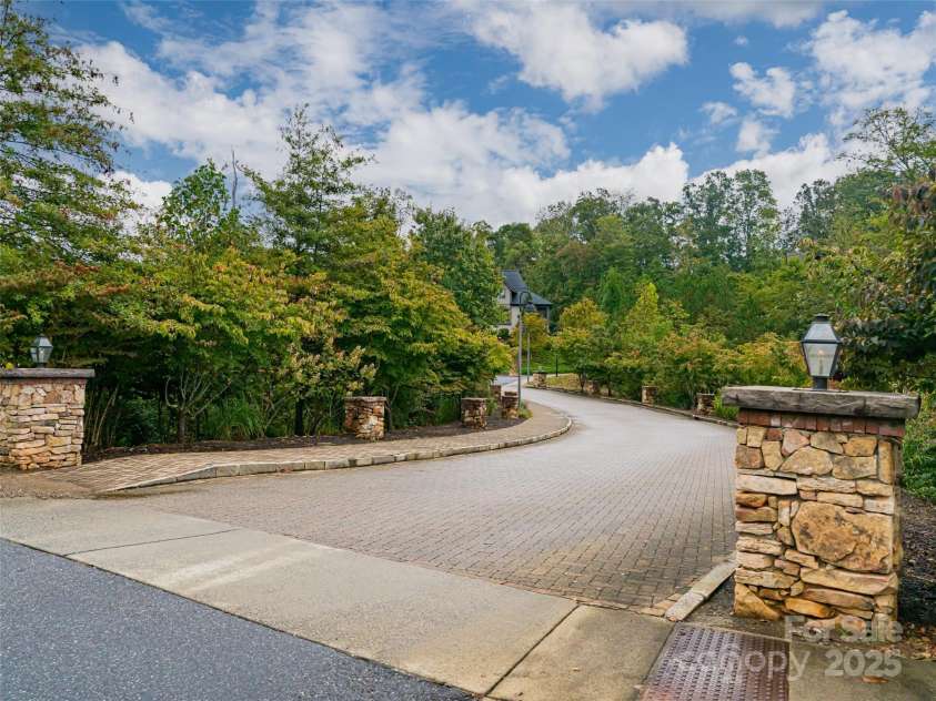 87 Chantilly Drive, Asheville, NC 28804.  MLS# CAR4306861, YatesRealty ID 13417. 