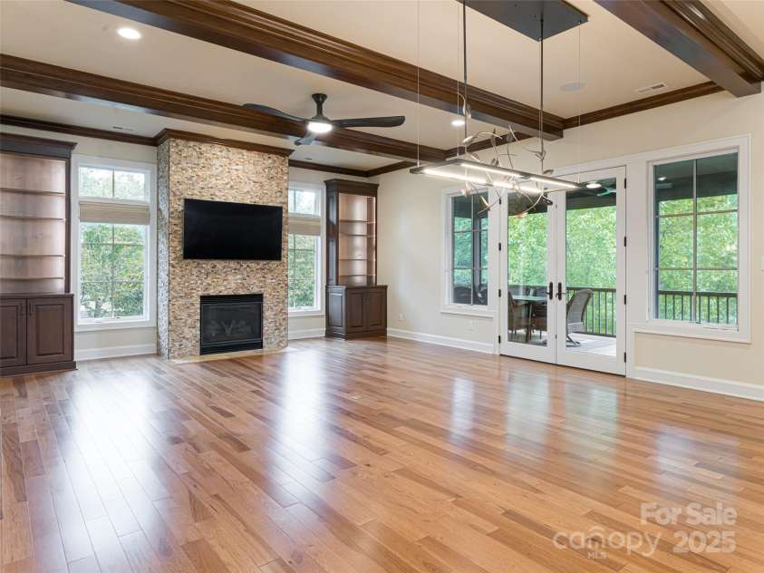 87 Chantilly Drive, Asheville, NC 28804.  MLS# CAR4306861, YatesRealty ID 13417. Expansive ligth filled great room