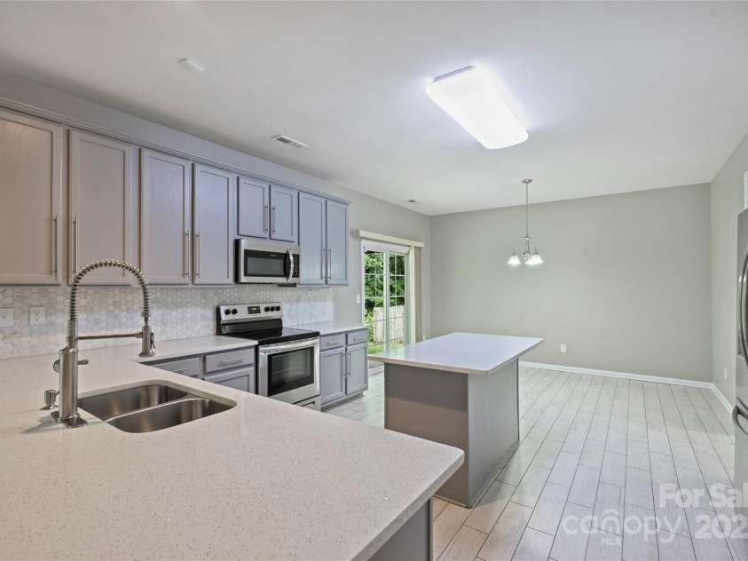 9321 Bradstreet Commons Way, Charlotte, NC 28215.  MLS# CAR4254515, YatesRealty ID 13418. 