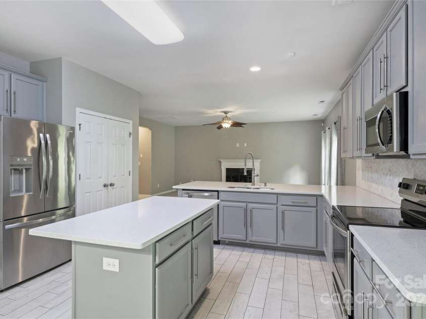 9321 Bradstreet Commons Way, Charlotte, NC 28215.  MLS# CAR4254515, YatesRealty ID 13418. 