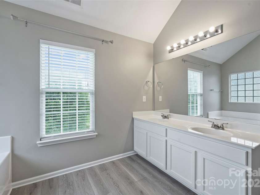 9321 Bradstreet Commons Way, Charlotte, NC 28215.  MLS# CAR4254515, YatesRealty ID 13418. 