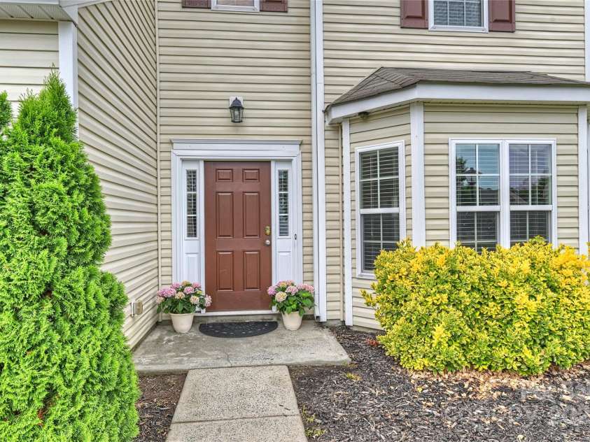 9321 Bradstreet Commons Way, Charlotte, NC 28215.  MLS# CAR4254515, YatesRealty ID 13418. 
