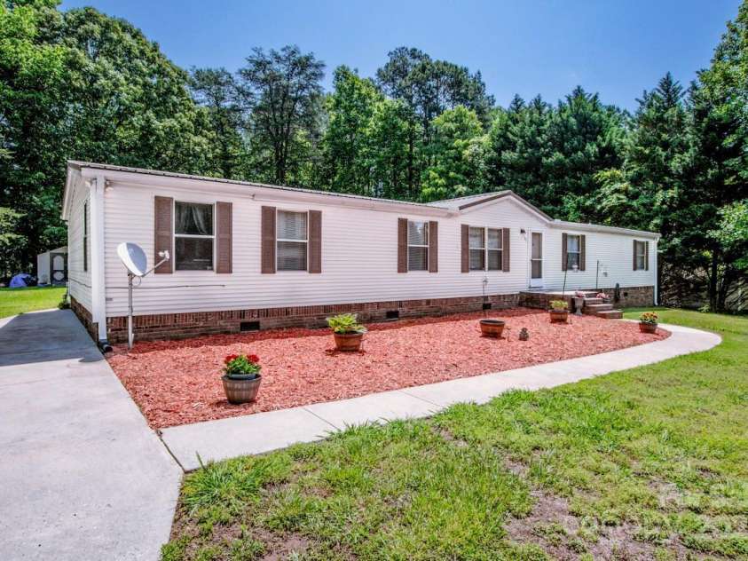 161 Crystal Bay Drive, Mooresville, NC 28115.  MLS# CAR4258984, YatesRealty ID 13419. 