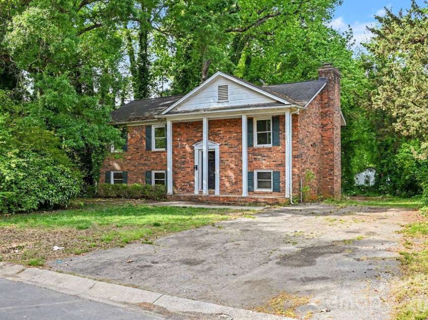 5508 Viewmont Drive, Charlotte, NC 28215.  MLS# CAR4368476, YatesRealty ID 13419. 