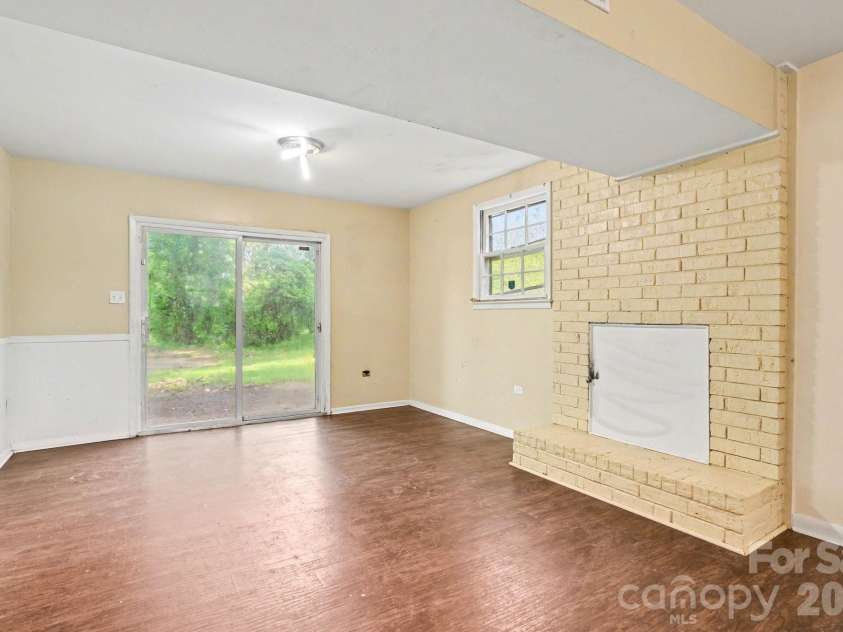 5508 Viewmont Drive, Charlotte, NC 28215.  MLS# CAR4368476, YatesRealty ID 13419. 