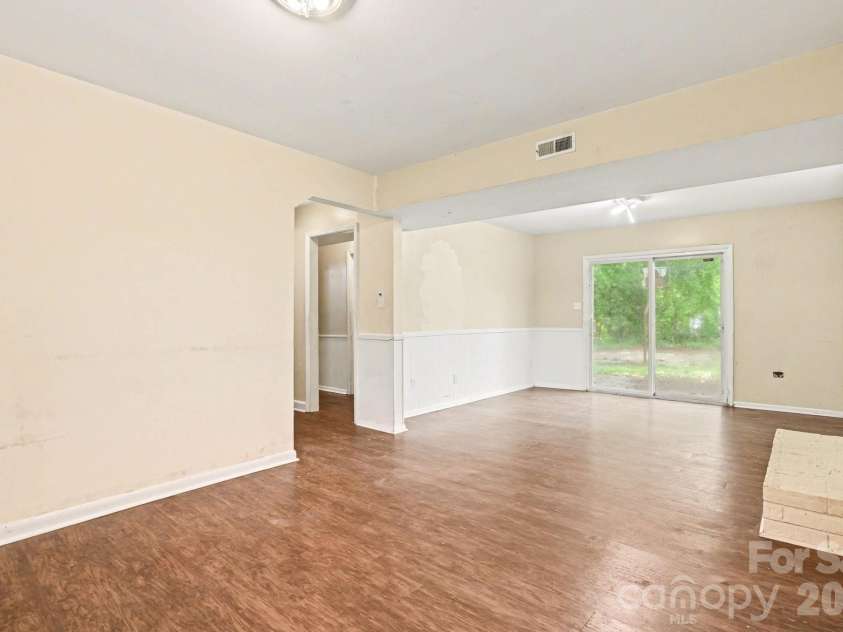 5508 Viewmont Drive, Charlotte, NC 28215.  MLS# CAR4368476, YatesRealty ID 13419. 