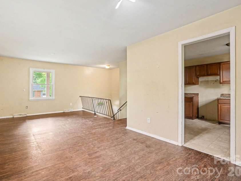 5508 Viewmont Drive, Charlotte, NC 28215.  MLS# CAR4368476, YatesRealty ID 13419. 
