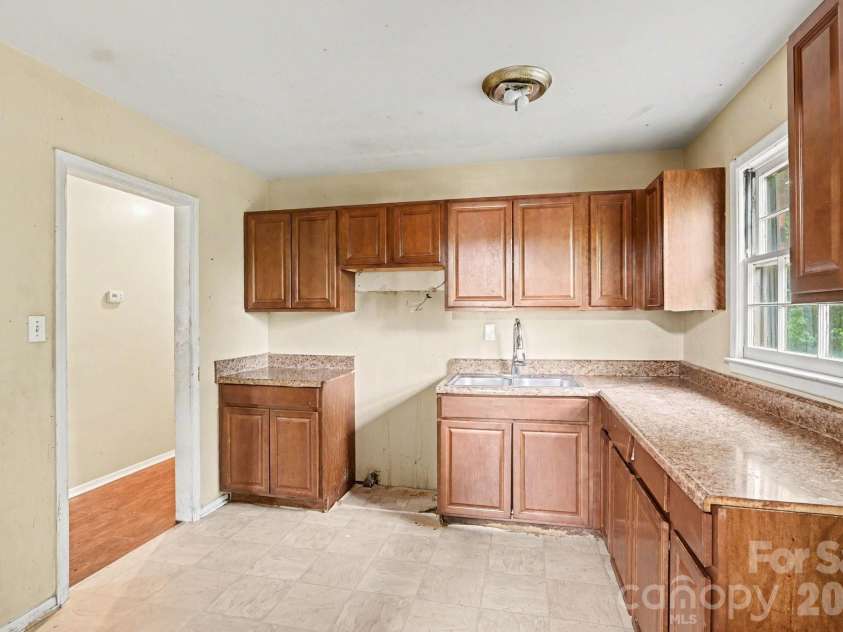 5508 Viewmont Drive, Charlotte, NC 28215.  MLS# CAR4368476, YatesRealty ID 13419. 