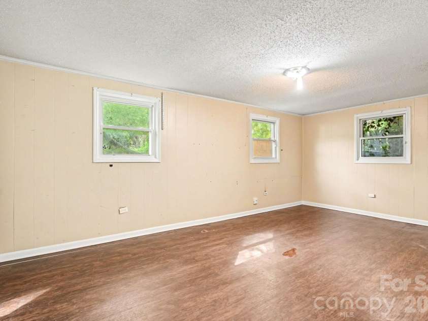 5508 Viewmont Drive, Charlotte, NC 28215.  MLS# CAR4368476, YatesRealty ID 13419. 