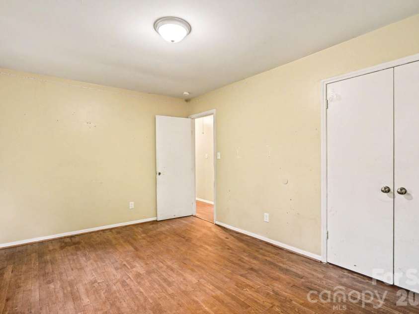 5508 Viewmont Drive, Charlotte, NC 28215.  MLS# CAR4368476, YatesRealty ID 13419. 