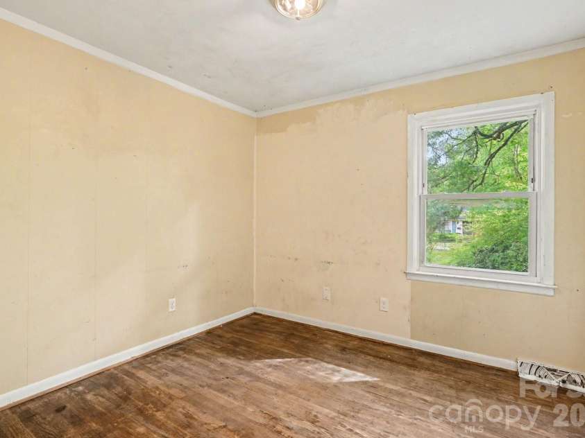 5508 Viewmont Drive, Charlotte, NC 28215.  MLS# CAR4368476, YatesRealty ID 13419. 