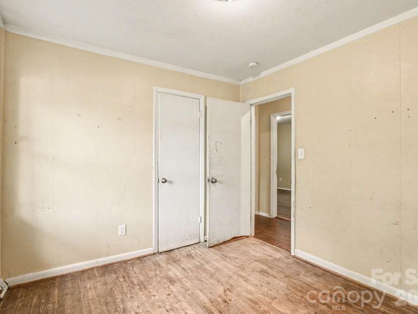 5508 Viewmont Drive, Charlotte, NC 28215.  MLS# CAR4368476, YatesRealty ID 13419. 