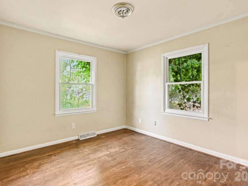 5508 Viewmont Drive, Charlotte, NC 28215.  MLS# CAR4368476, YatesRealty ID 13419. 