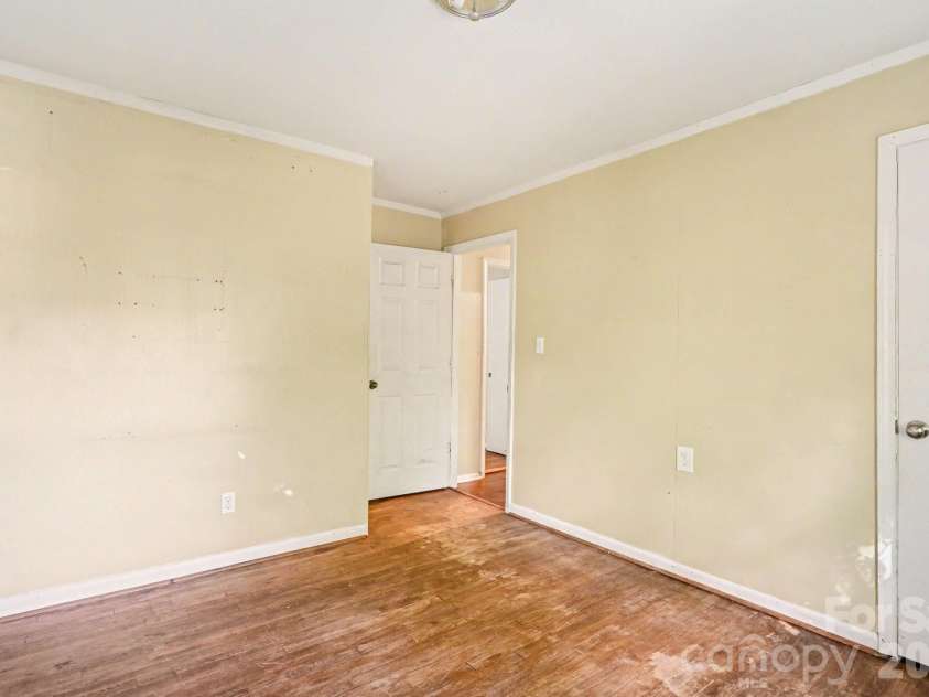 5508 Viewmont Drive, Charlotte, NC 28215.  MLS# CAR4368476, YatesRealty ID 13419. 