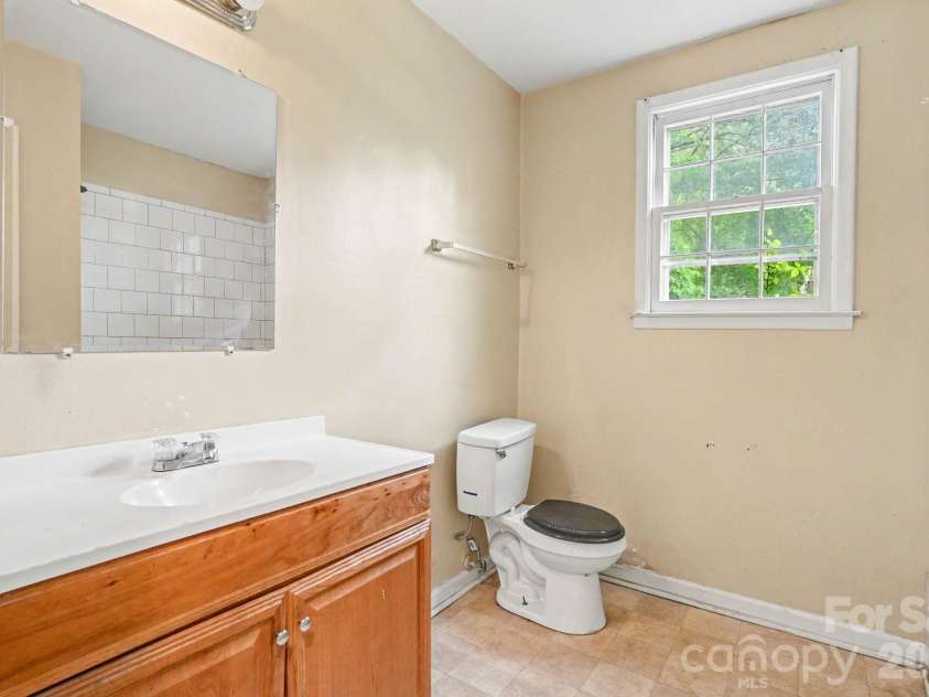 5508 Viewmont Drive, Charlotte, NC 28215.  MLS# CAR4368476, YatesRealty ID 13419. 