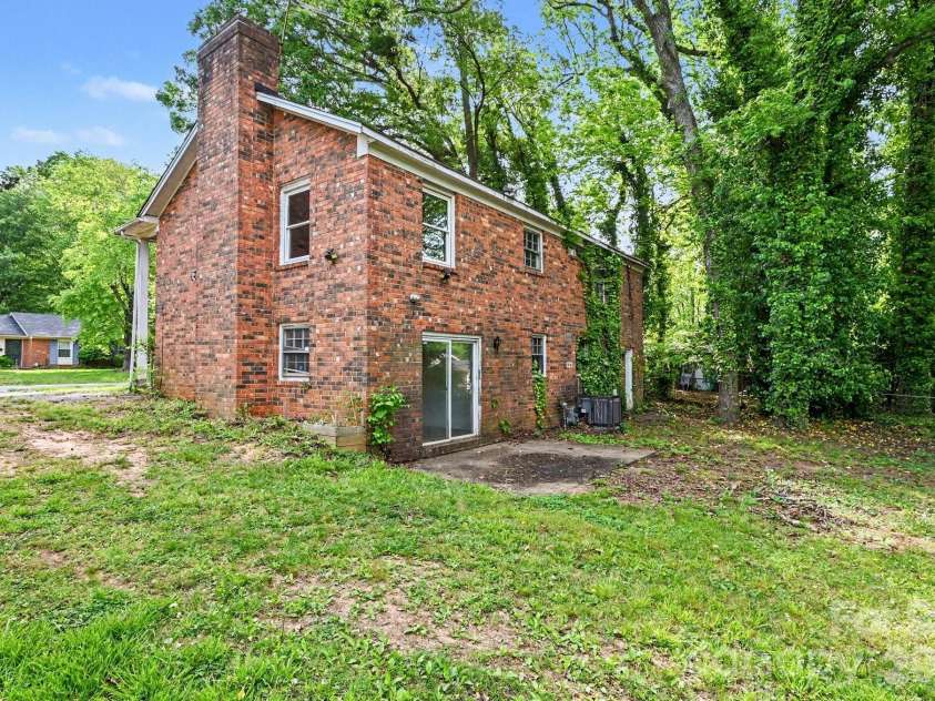 5508 Viewmont Drive, Charlotte, NC 28215.  MLS# CAR4368476, YatesRealty ID 13419. 