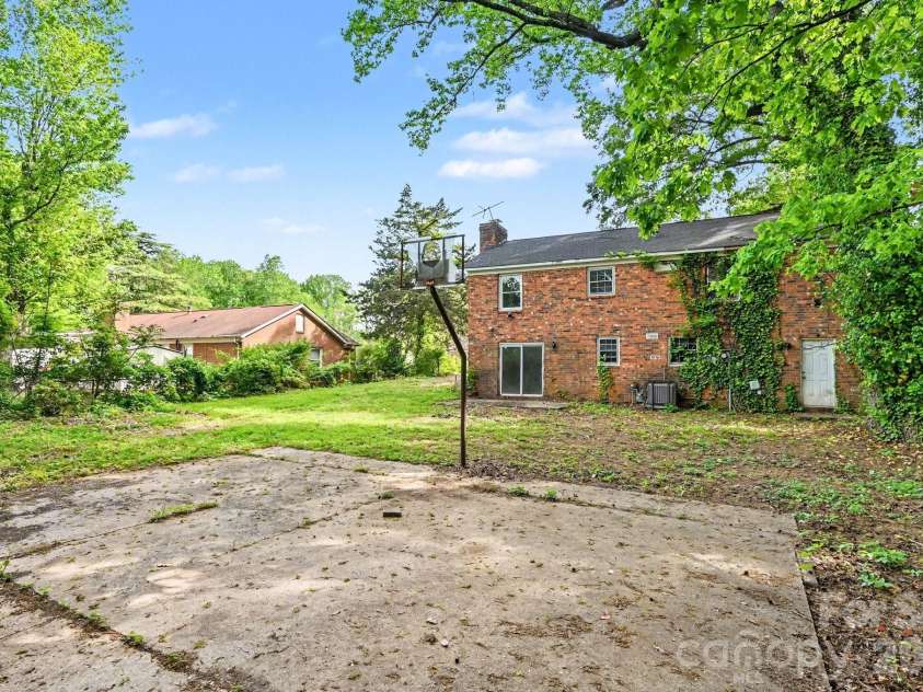 5508 Viewmont Drive, Charlotte, NC 28215.  MLS# CAR4368476, YatesRealty ID 13419. 