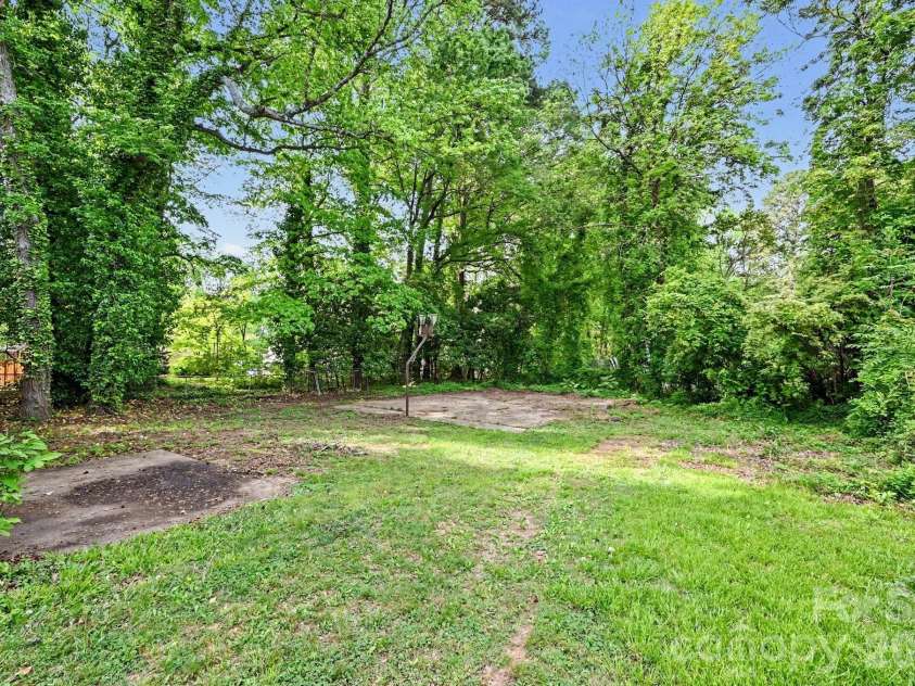 5508 Viewmont Drive, Charlotte, NC 28215.  MLS# CAR4368476, YatesRealty ID 13419. 
