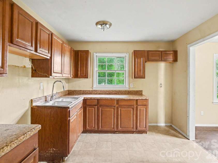 5508 Viewmont Drive, Charlotte, NC 28215.  MLS# CAR4368476, YatesRealty ID 13419. Kitchen