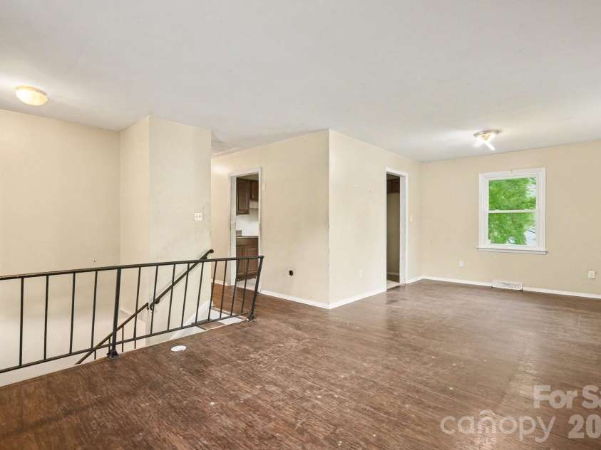 5508 Viewmont Drive, Charlotte, NC 28215.  MLS# CAR4368476, YatesRealty ID 13419. Upper dining/living area