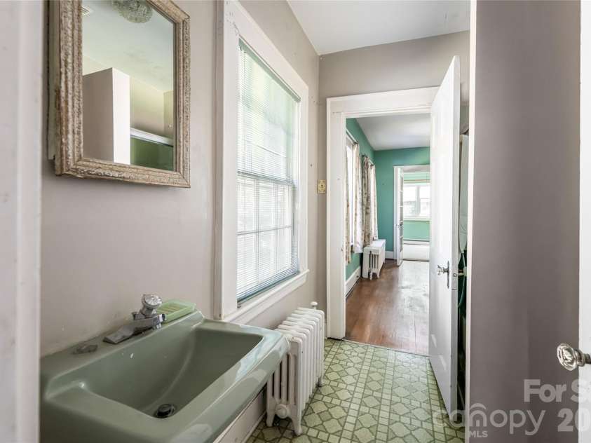 325 Vanderbilt Road, Asheville, NC 28803.  MLS# CAR4311478, YatesRealty ID 1342. 