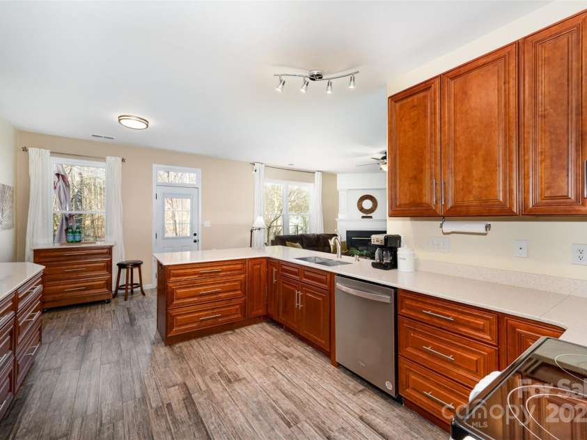 4741 Nijinsky Court, Charlotte, NC 28216.  MLS# CAR4186000, YatesRealty ID 13422. Kitchen