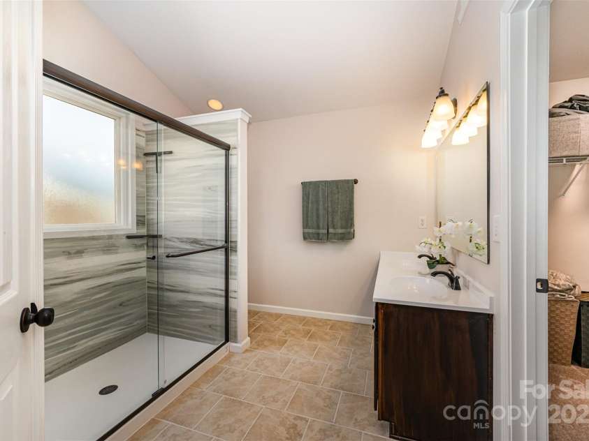 4741 Nijinsky Court, Charlotte, NC 28216.  MLS# CAR4186000, YatesRealty ID 13422. Primary Bathroom