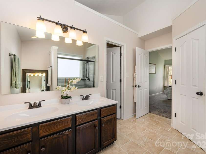 4741 Nijinsky Court, Charlotte, NC 28216.  MLS# CAR4186000, YatesRealty ID 13422. Primary Bathroom
