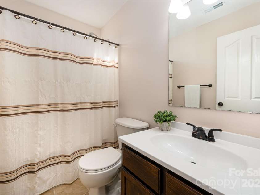 4741 Nijinsky Court, Charlotte, NC 28216.  MLS# CAR4186000, YatesRealty ID 13422. Upstairs guest bathroom