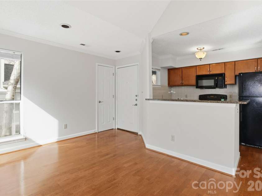 2518 Cranbrook Lane, Charlotte, NC 28207.  MLS# CAR4345010, YatesRealty ID 13423. 