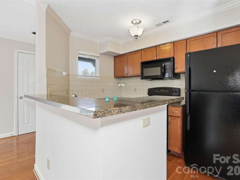 2518 Cranbrook Lane, Charlotte, NC 28207.  MLS# CAR4345010, YatesRealty ID 13423. 