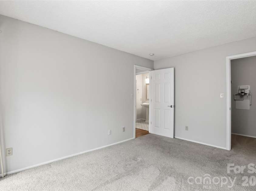 2518 Cranbrook Lane, Charlotte, NC 28207.  MLS# CAR4345010, YatesRealty ID 13423. 