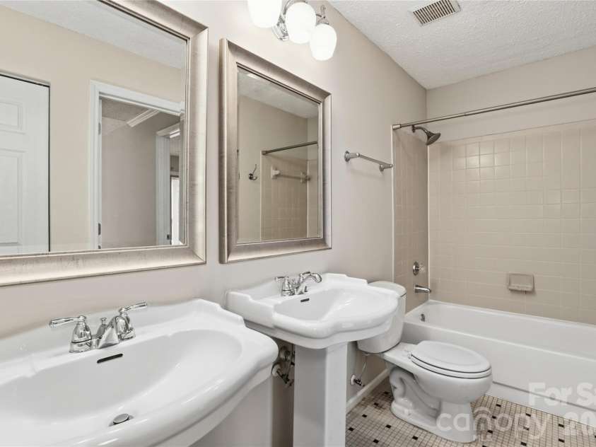 2518 Cranbrook Lane, Charlotte, NC 28207.  MLS# CAR4345010, YatesRealty ID 13423. 