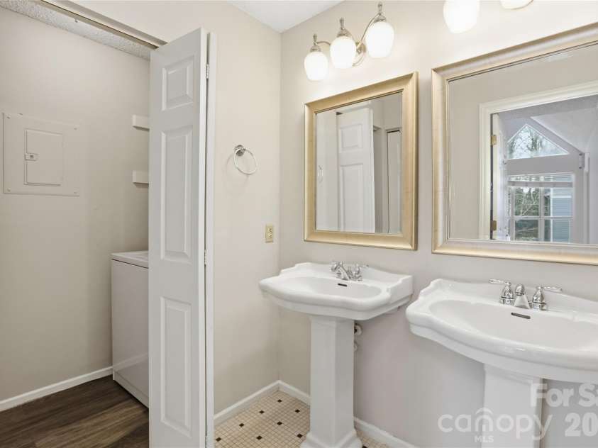 2518 Cranbrook Lane, Charlotte, NC 28207.  MLS# CAR4345010, YatesRealty ID 13423. 