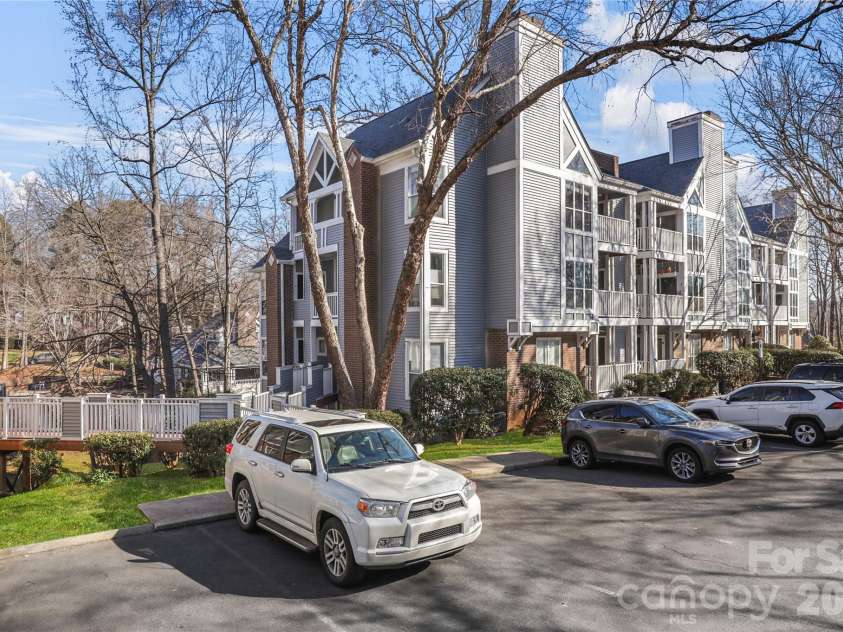 2518 Cranbrook Lane, Charlotte, NC 28207.  MLS# CAR4345010, YatesRealty ID 13423. 