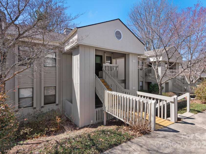 1303 Abbey Circle, Asheville, NC 28805.  MLS# CAR4238070, YatesRealty ID 13426. Front Entryway