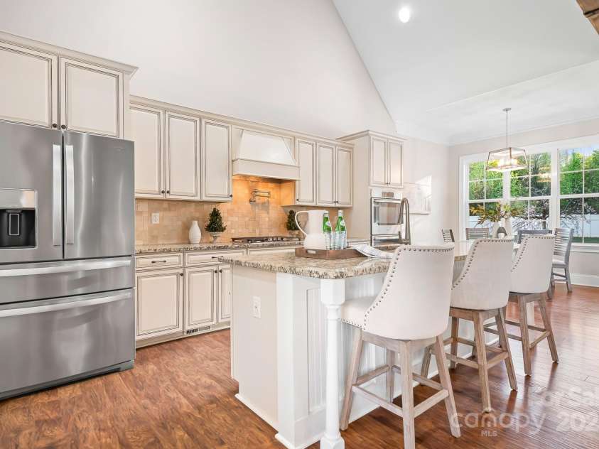 121 Dabbling Duck Circle, Mooresville, NC 28117.  MLS# CAR4232338, YatesRealty ID 13427. Chef's kitchen w/ ss appliances (fridge included)