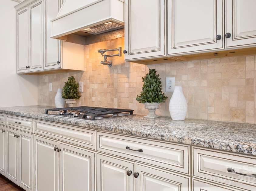 121 Dabbling Duck Circle, Mooresville, NC 28117.  MLS# CAR4232338, YatesRealty ID 13427. Gas stovetop and decorative vent hood