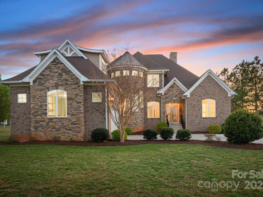 121 Dabbling Duck Circle, Mooresville, NC 28117.  MLS# CAR4232338, YatesRealty ID 13427. Welcome Home!