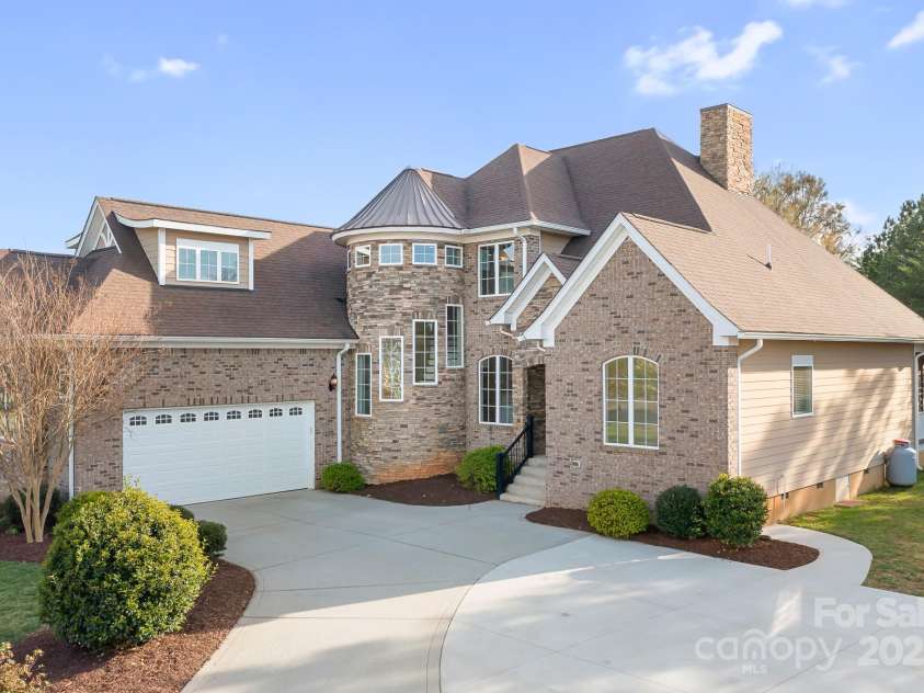 121 Dabbling Duck Circle, Mooresville, NC 28117.  MLS# CAR4232338, YatesRealty ID 13427. Welcome Home!