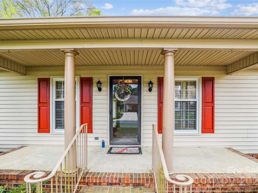 1007 Wentworth Drive, Kannapolis, NC 28081.  MLS# CAR4225194, YatesRealty ID 13428. Front entry